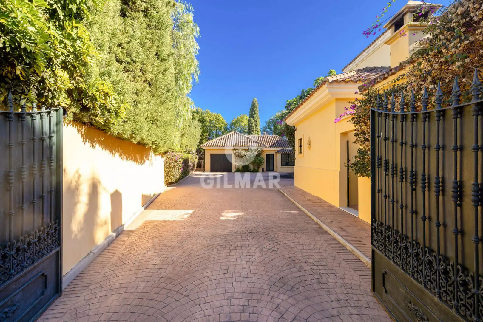 Vista exterior de Casa o chalet en venta en Estepona con Calefacción, Jardín privado y Piscina