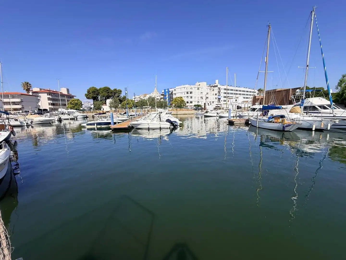Vista exterior de Estudi en venda en Roses amb Calefacció, Terrassa i Moblat
