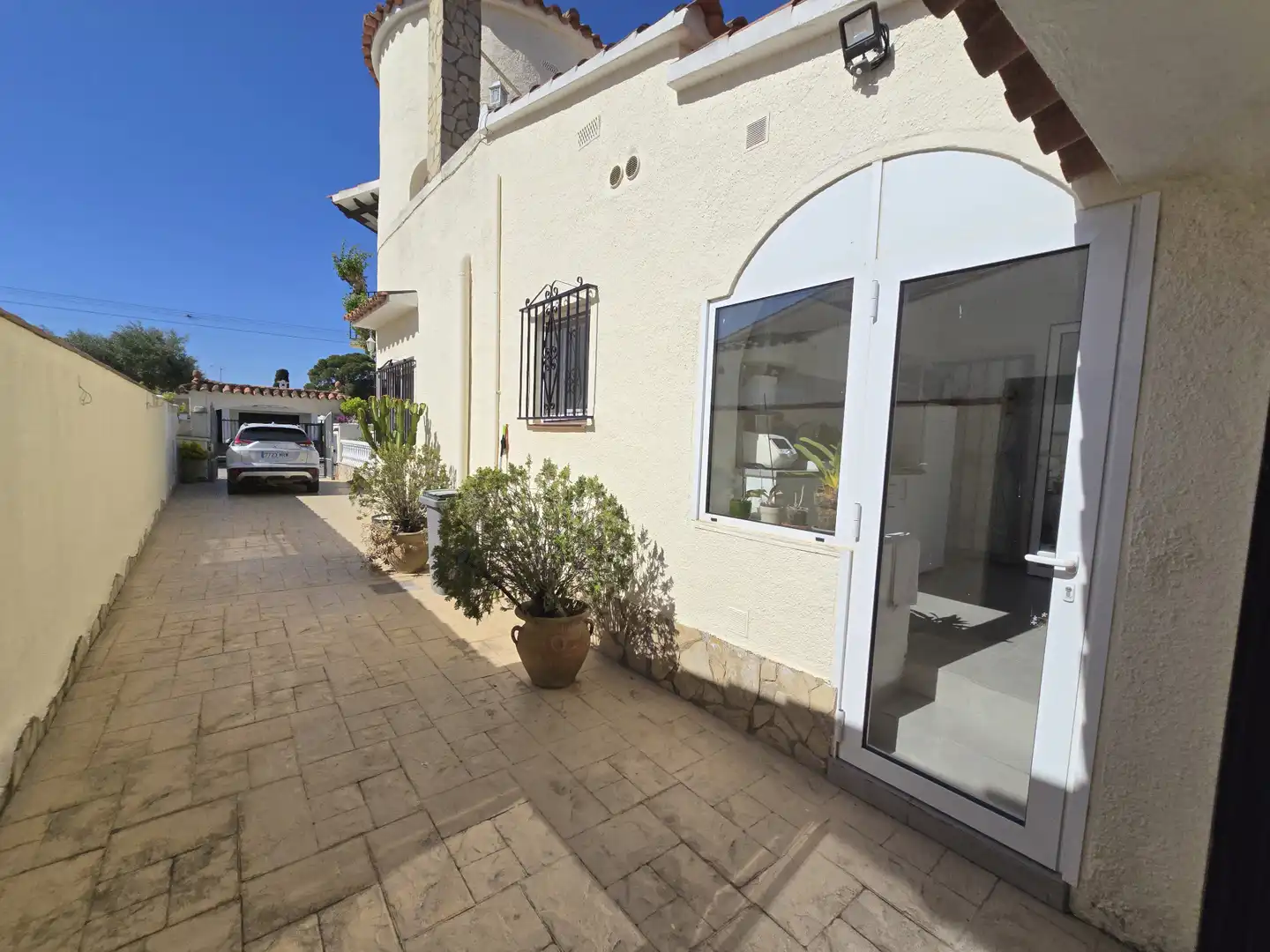 Vista exterior de Casa o xalet en venda en Empuriabrava amb Aire condicionat, Jardí privat i Piscina