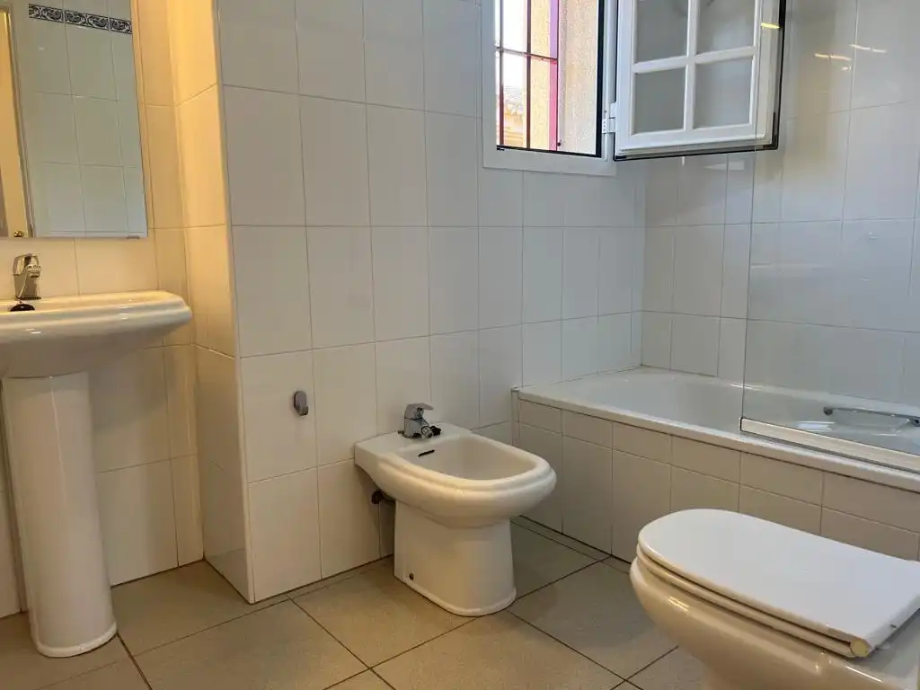 Baño de Apartamento de alquiler en Rota con Jardín privado, Terraza y Amueblado