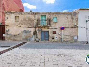 Casa rústica con balcón en venta en Carrer Nou