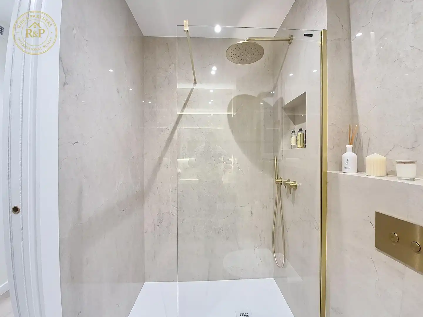 Bathroom of Flat for sale in Barcelona  with Heating, Storage room and Swimming Pool