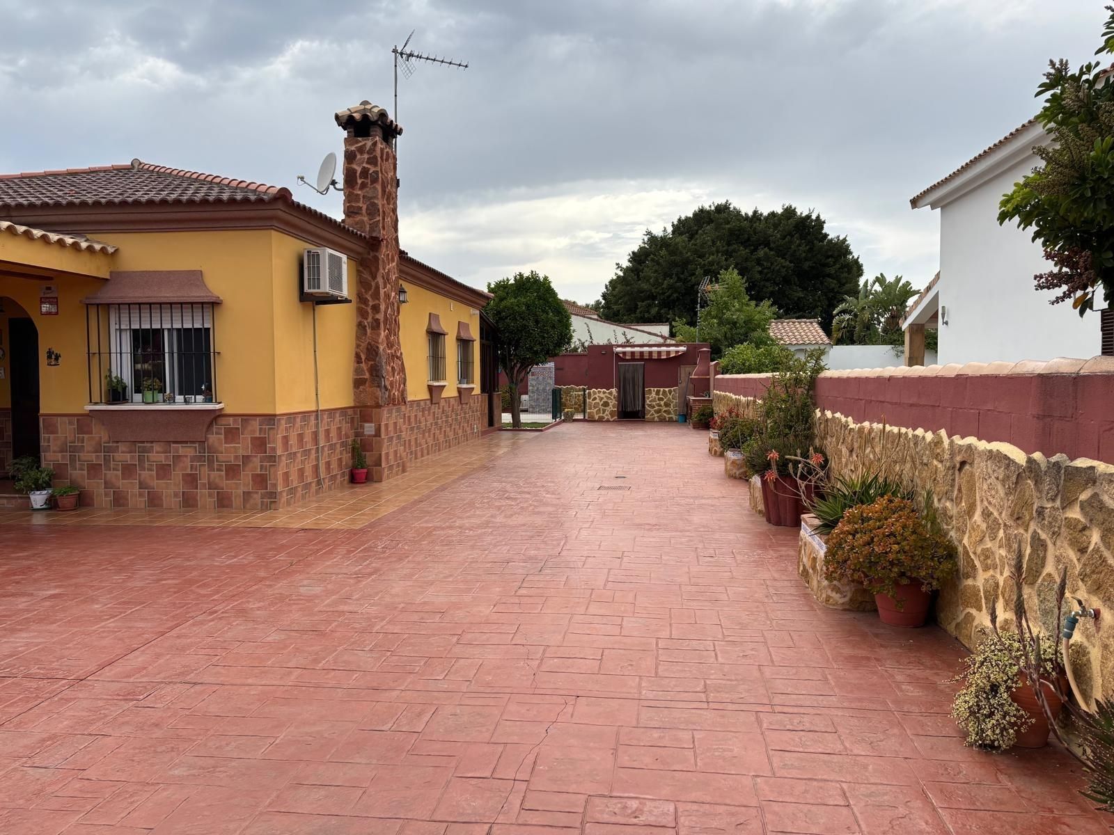 Vista exterior de Casa o xalet en venda en Chiclana de la Frontera amb Aire condicionat, Jardí privat i Piscina