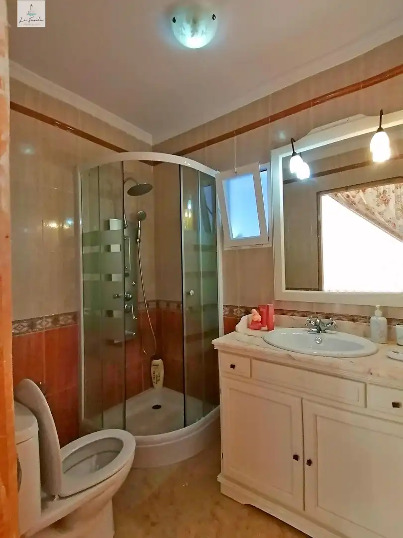 Bany de Casa o xalet en venda en Loja amb Jardí privat, Terrassa i Traster