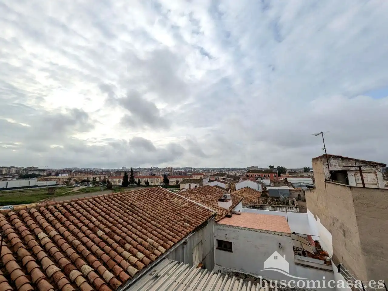 Vista exterior de Casa o xalet en venda en Linares amb Aire condicionat, Terrassa i Balcó