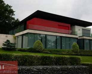 Vista exterior de Casa o xalet en venda en Oviedo  amb Aire condicionat, Traster i Piscina