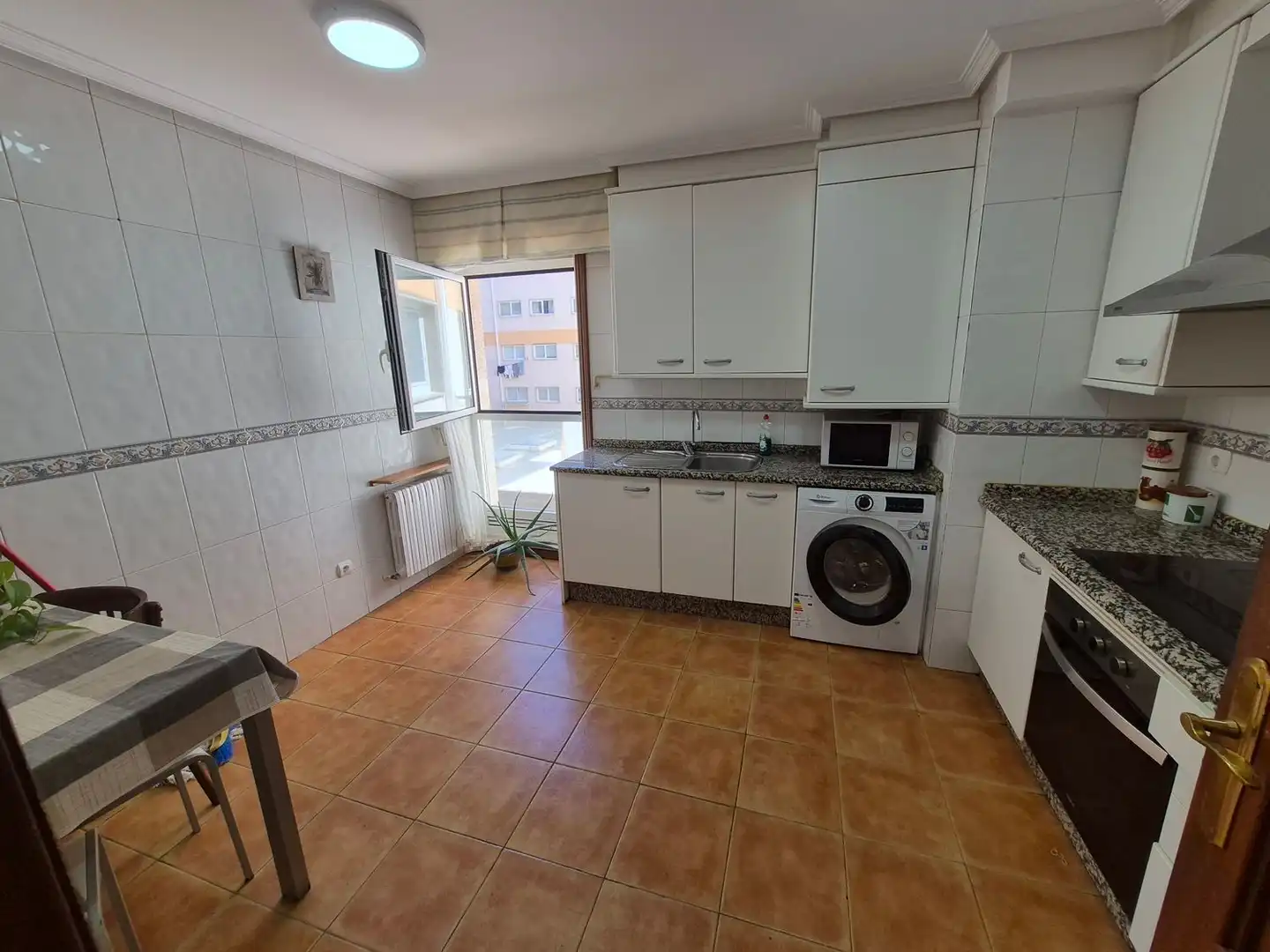 Cocina de Piso de alquiler en Santiago de Compostela  con Parquet y Trastero