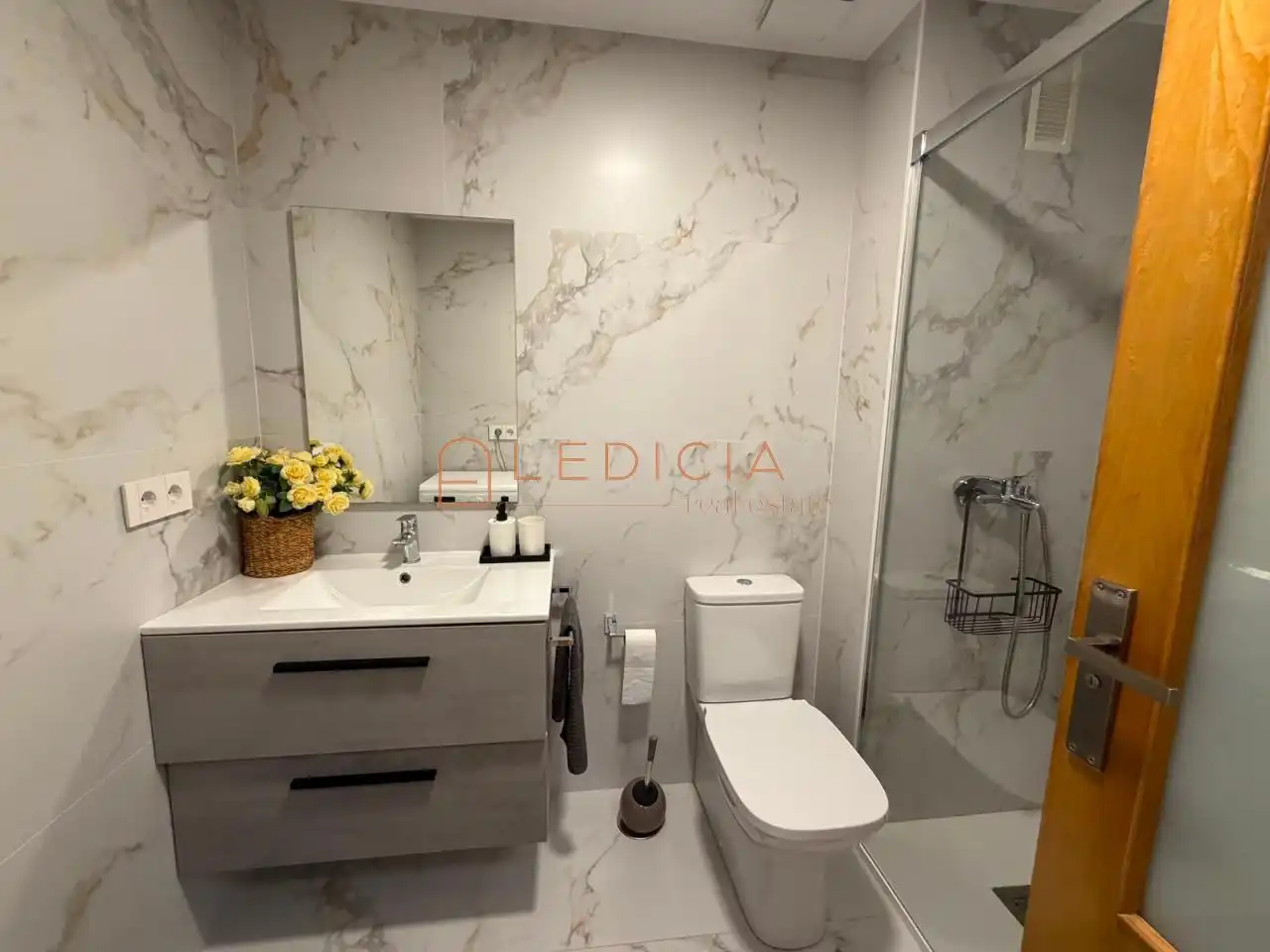 Badezimmer von Wohnung zur Miete in Vigo  mit Heizung, Abstellraum und Möbliert