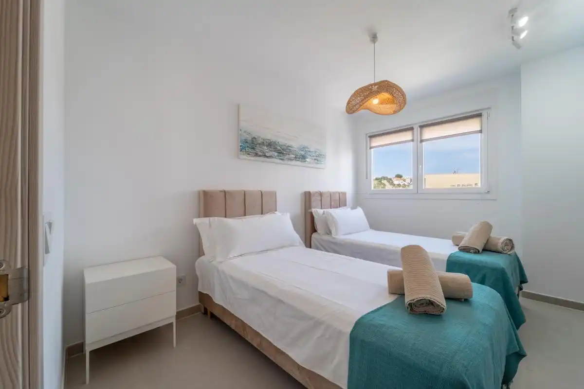 Schlafzimmer von Wohnung zum Verkauf in Manilva mit Klimaanlage, Heizung und Privatgarten