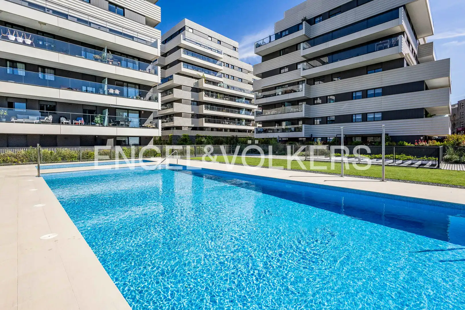 Flat with pool to rent in Finestrelles