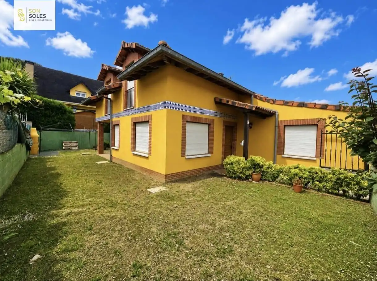 Vista exterior de Casa o xalet en venda en Camargo amb Calefacció, Jardí privat i Balcó