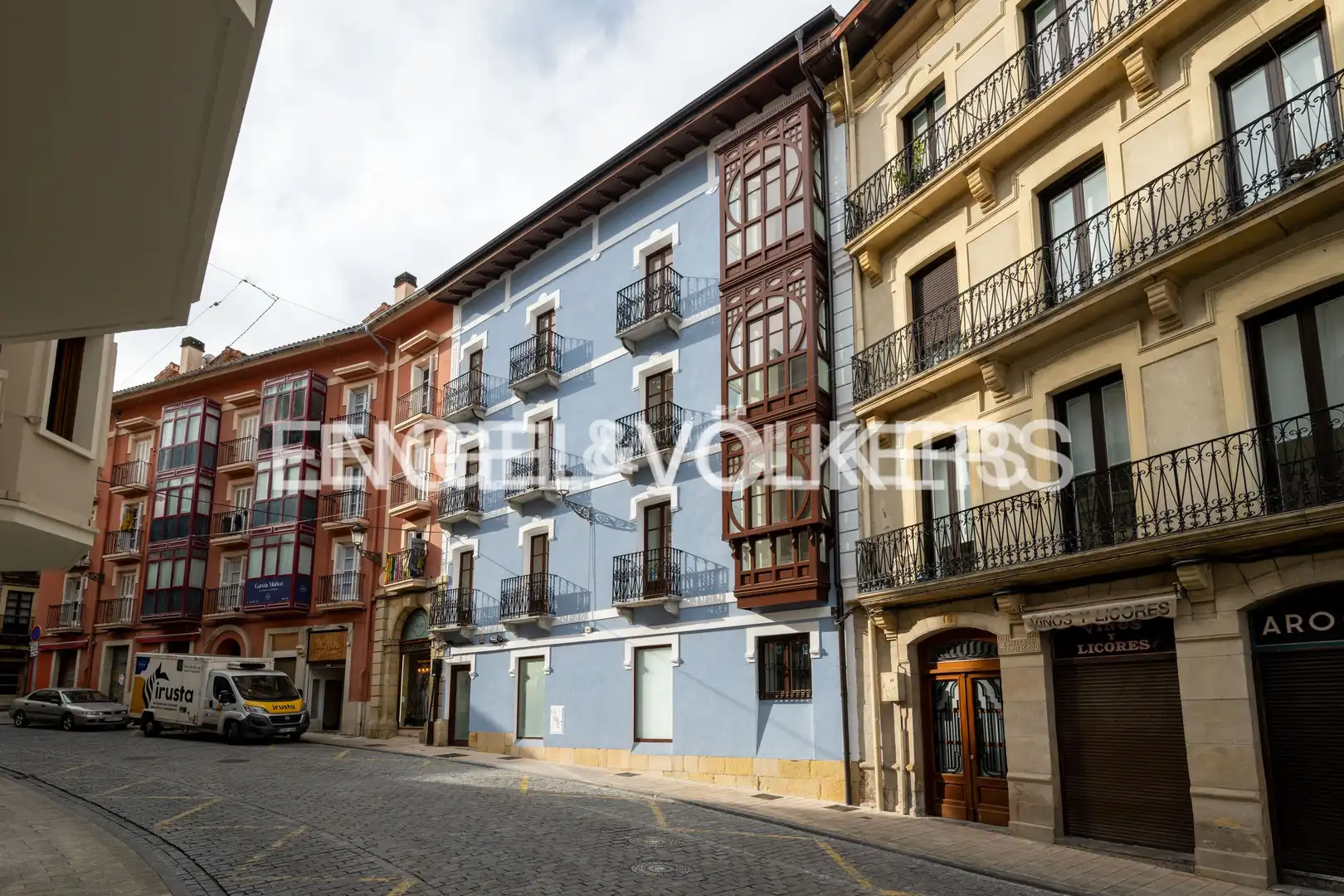 Vista exterior de Dúplex en venda en Irun  amb Calefacció, Parquet i Balcó