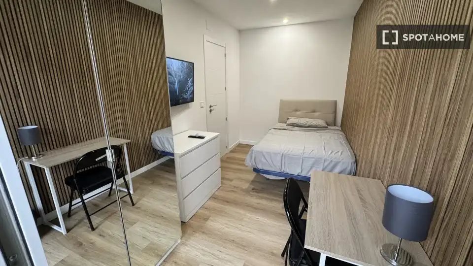Schlafzimmer von Wohnung zur Miete in Madrid mit Klimaanlage, Heizung und Möbliert