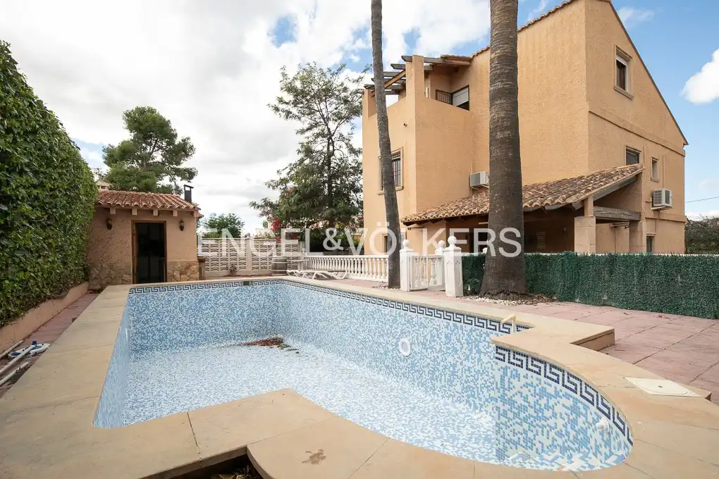 Piscina de Casa o chalet de alquiler en L'Eliana con Aire acondicionado, Calefacción y Jardín privado