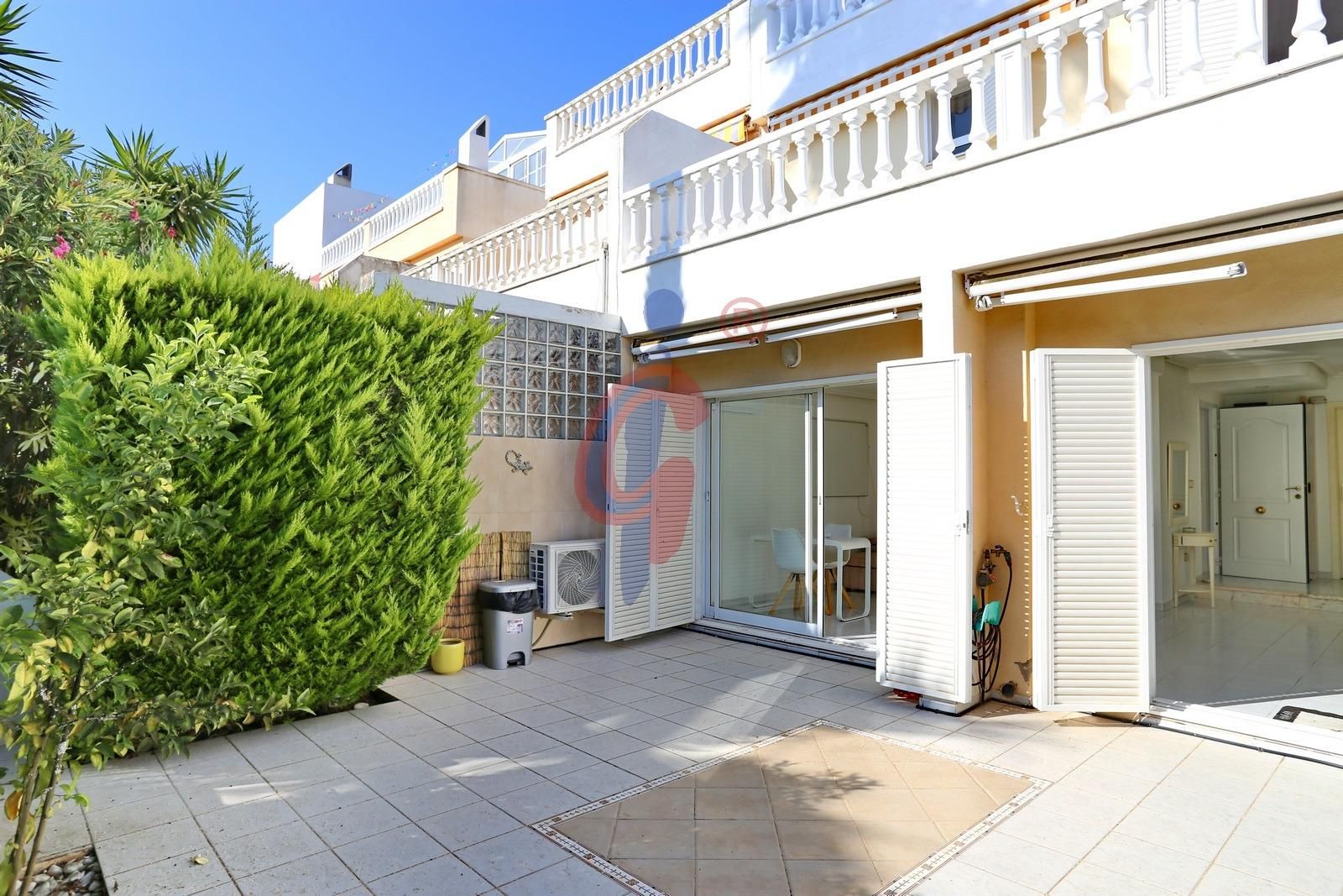 Exterior view of Single-family semi-detached for sale in Guardamar del Segura  with Air Conditioner, Heating and Private garden