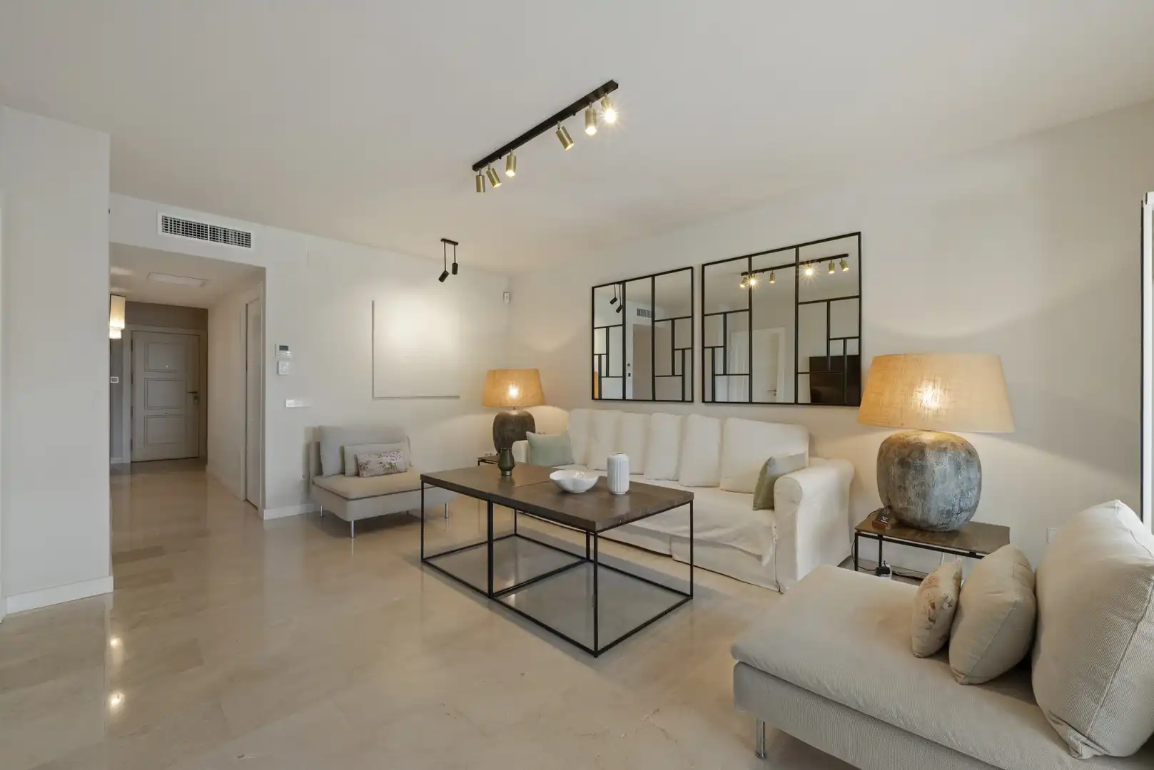 Sala d'estar de Planta baixa en venda en Fuengirola amb Aire condicionat, Terrassa i Piscina