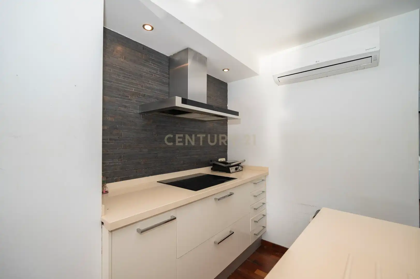 Küche von Wohnung zum Verkauf in Santa Eulària des Riu mit Klimaanlage, Privatgarten und Balkon