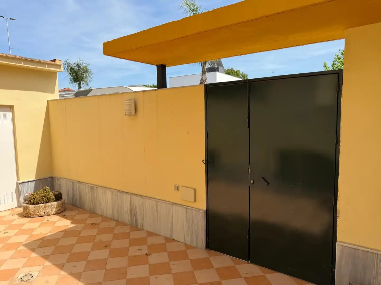 Vista exterior de Casa adosada en venta en Bormujos con Alarma