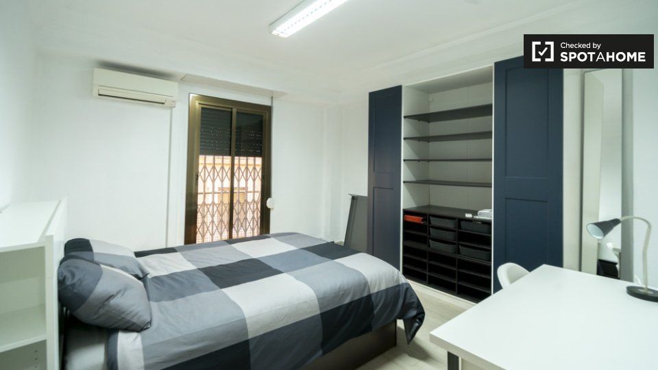 Bedroom of Flat for share in  Valencia Capital  with Air Conditioner and Terrace