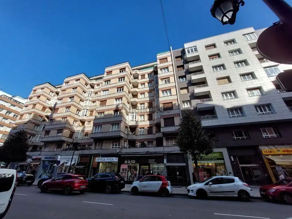 Vista exterior de Piso en venta en Oviedo  con Calefacción