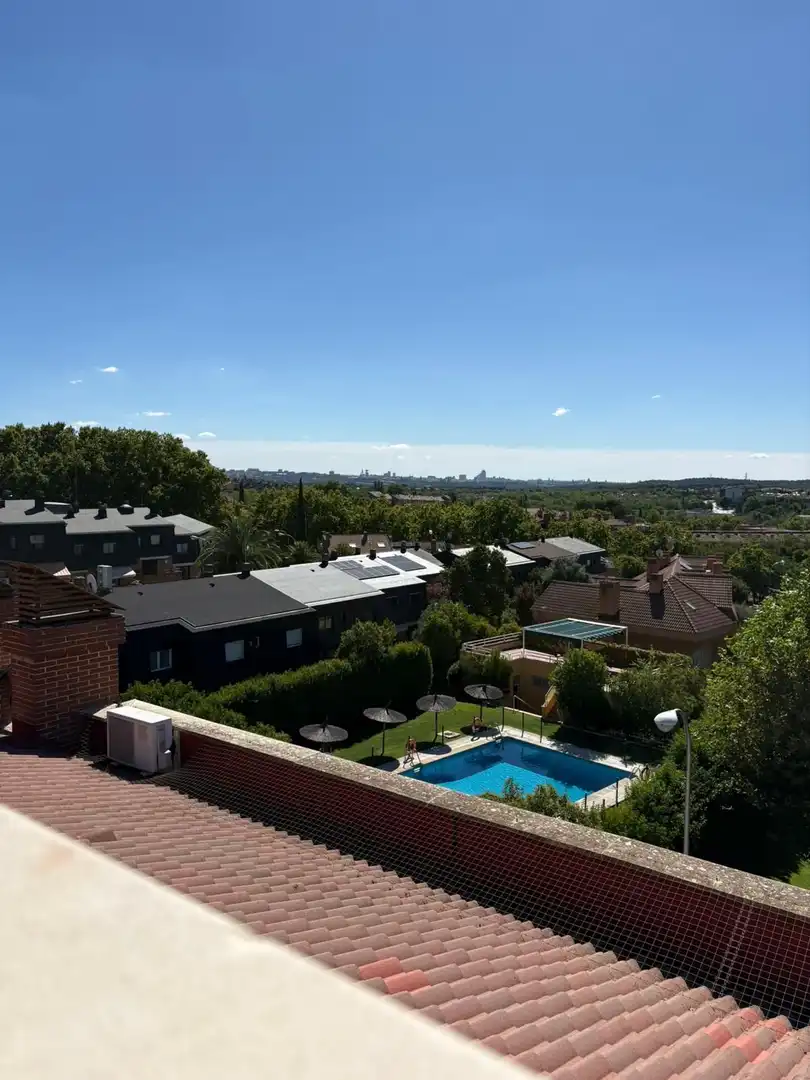 Außenansicht von Wohnung zum Verkauf in Madrid mit Heizung, Abstellraum und Gemeinschaftspool