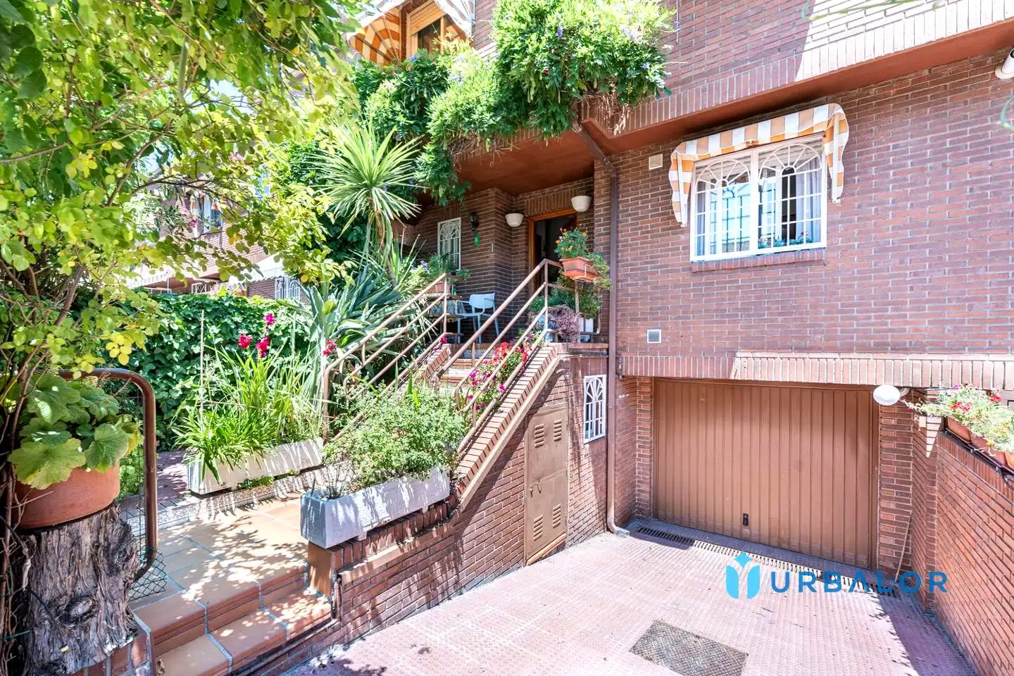 Vista exterior de Casa adosada en venta en Alcorcón con Calefacción, Jardín privado y Parquet