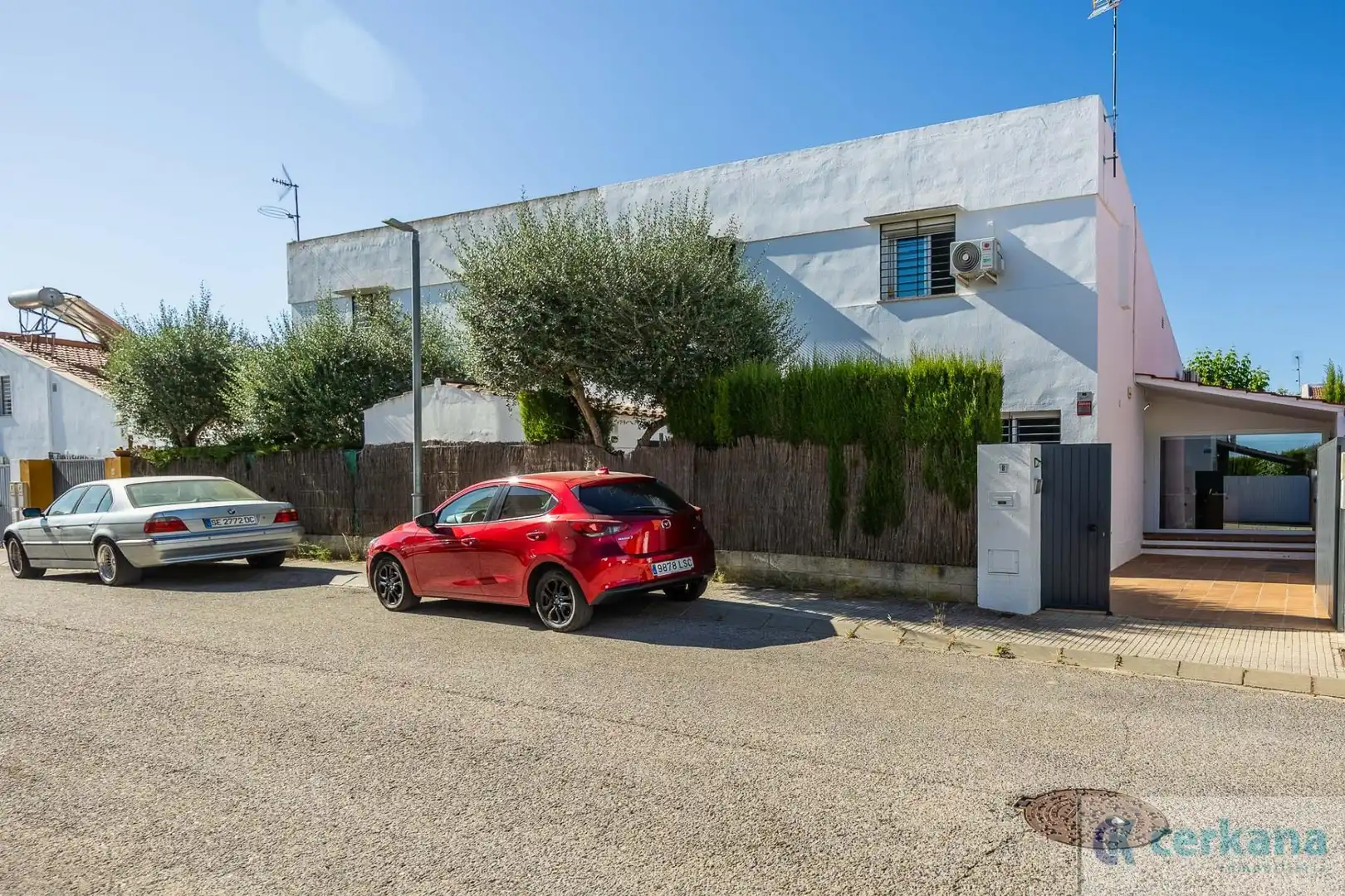 Exterior view of Houses for sale in Espartinas  with Air Conditioner and Storage room