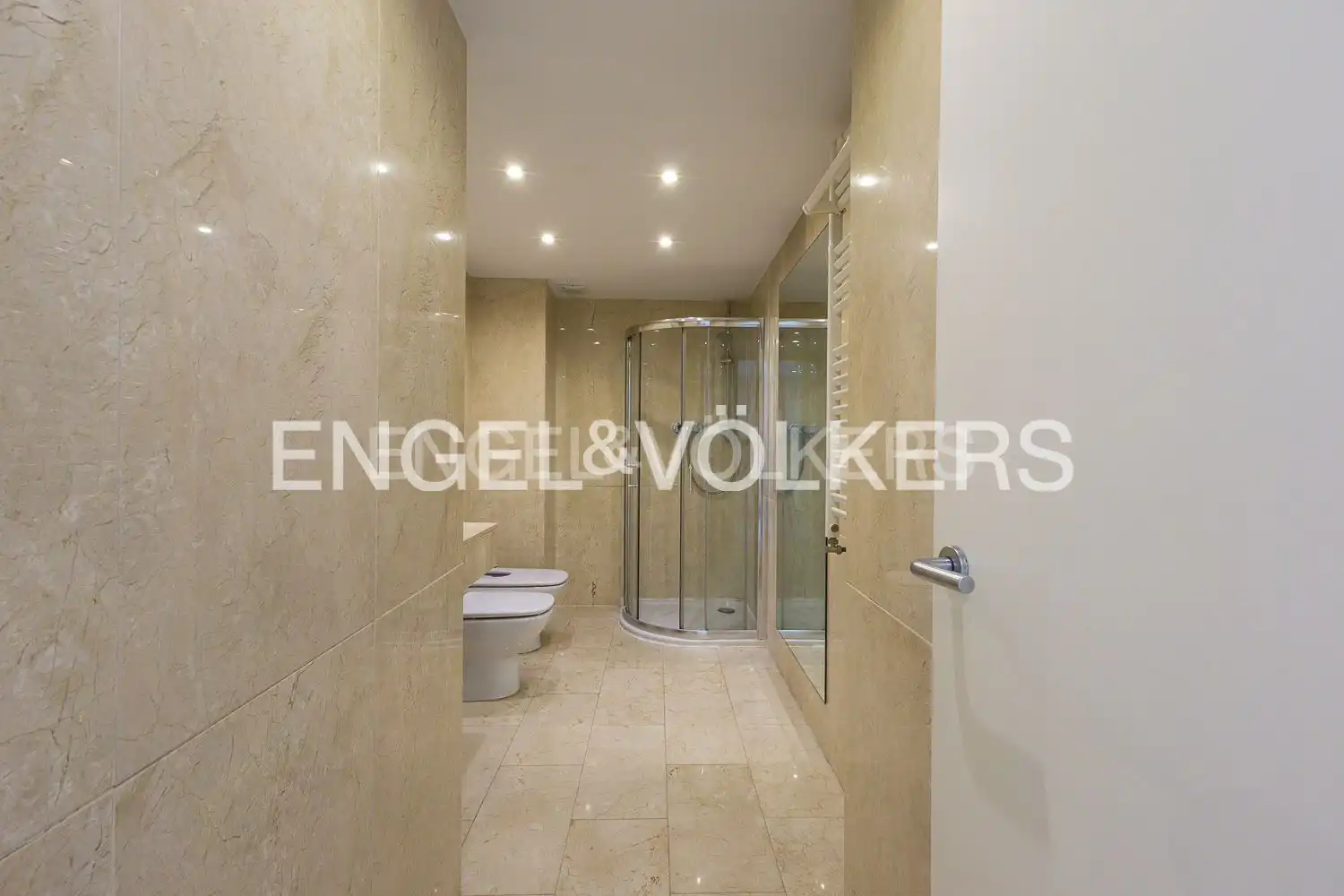 Baño de Piso en venta en Valencia con Aire acondicionado, Calefacción y Terraza