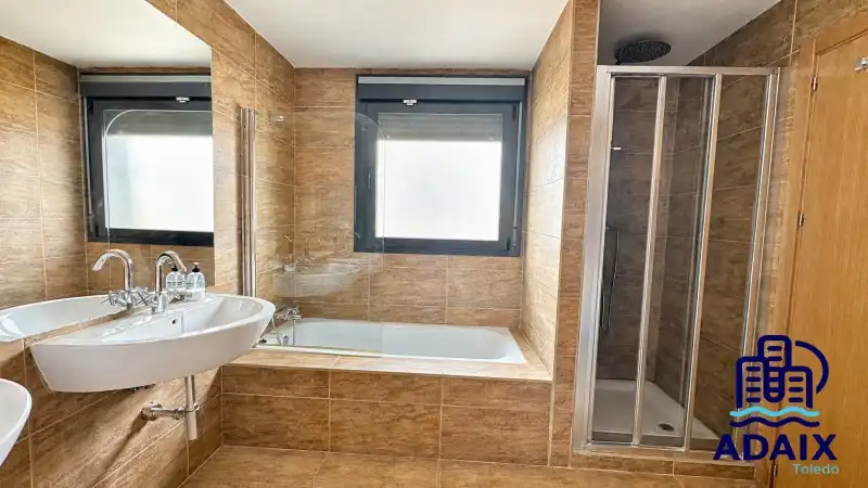 Bathroom of Houses for sale in Layos  with Air Conditioner, Heating and Terrace
