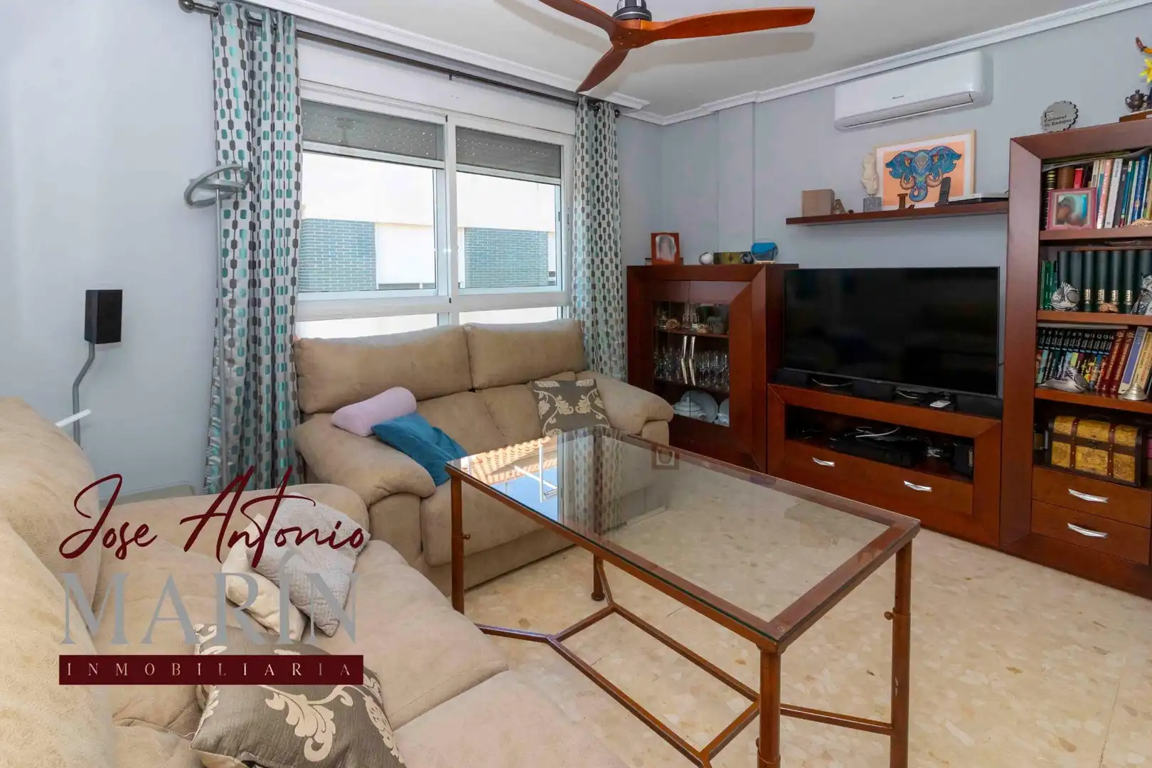 Sala de estar de Casa adosada en venta en Badajoz con Aire acondicionado, Calefacción y Trastero