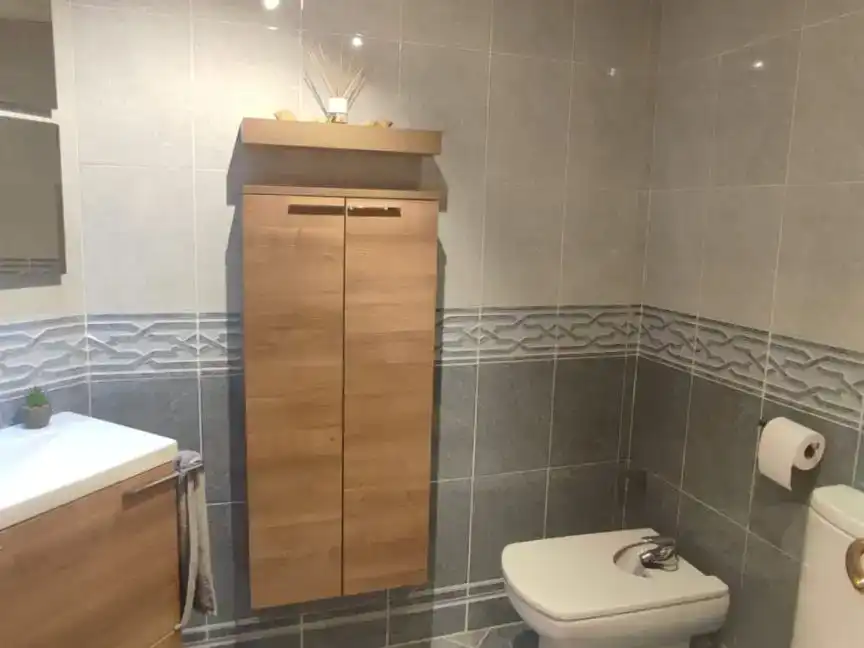 Badezimmer von Wohnung zur Miete in  Valencia Capital mit Klimaanlage