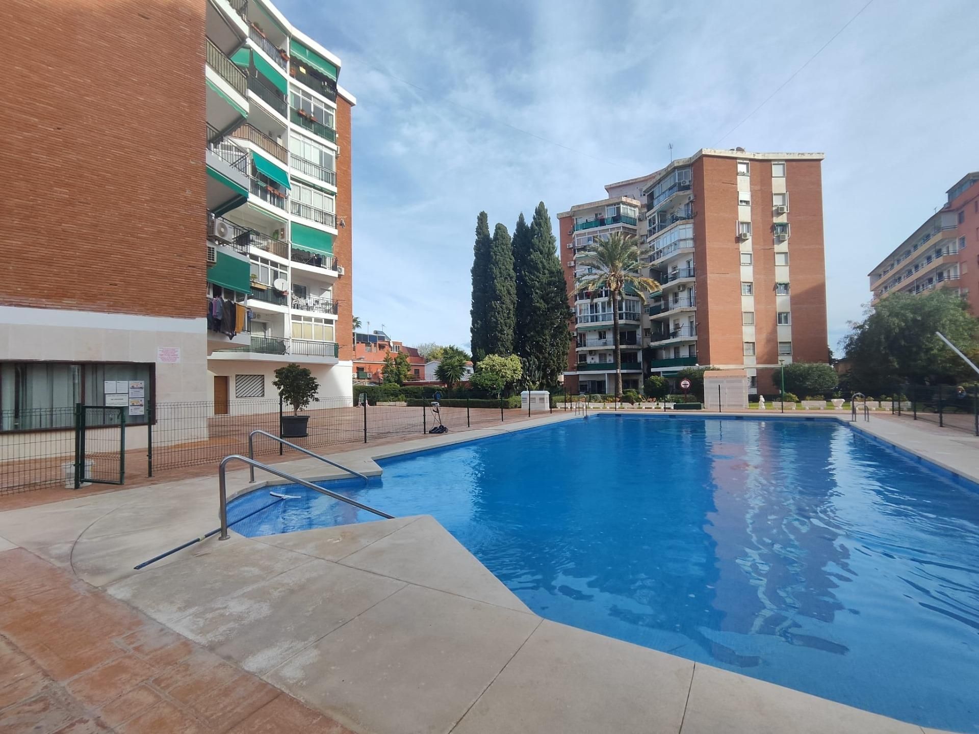 Piscina de Apartament en venda en Torremolinos amb Aire condicionat, Calefacció i Jardí privat