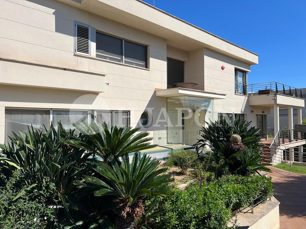 Vista exterior de Casa o xalet en venda en Alella amb Aire condicionat, Calefacció i Jardí privat