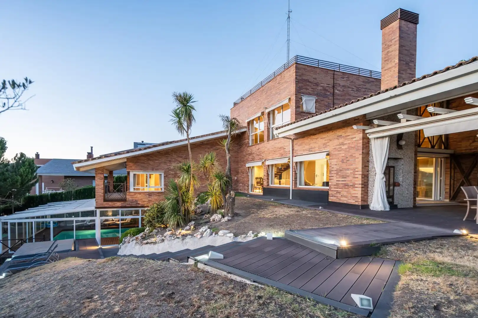 Vista exterior de Casa o xalet en venda en Las Rozas de Madrid amb Aire condicionat, Calefacció i Jardí privat