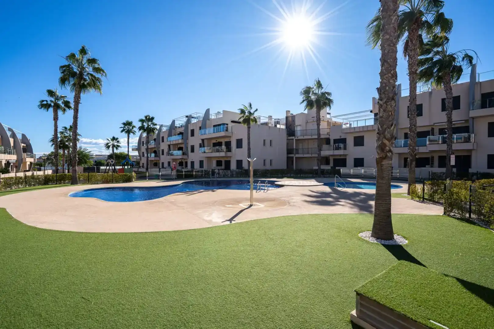Vista exterior de Pis de lloguer en Pilar de la Horadada amb Aire condicionat, Jardí privat i Piscina