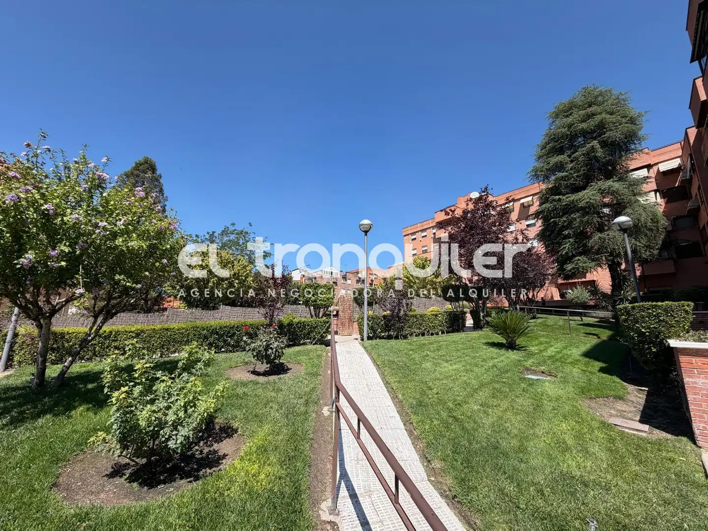 Vista exterior de Pis de lloguer en Alcobendas amb Aire condicionat, Piscina i Moblat