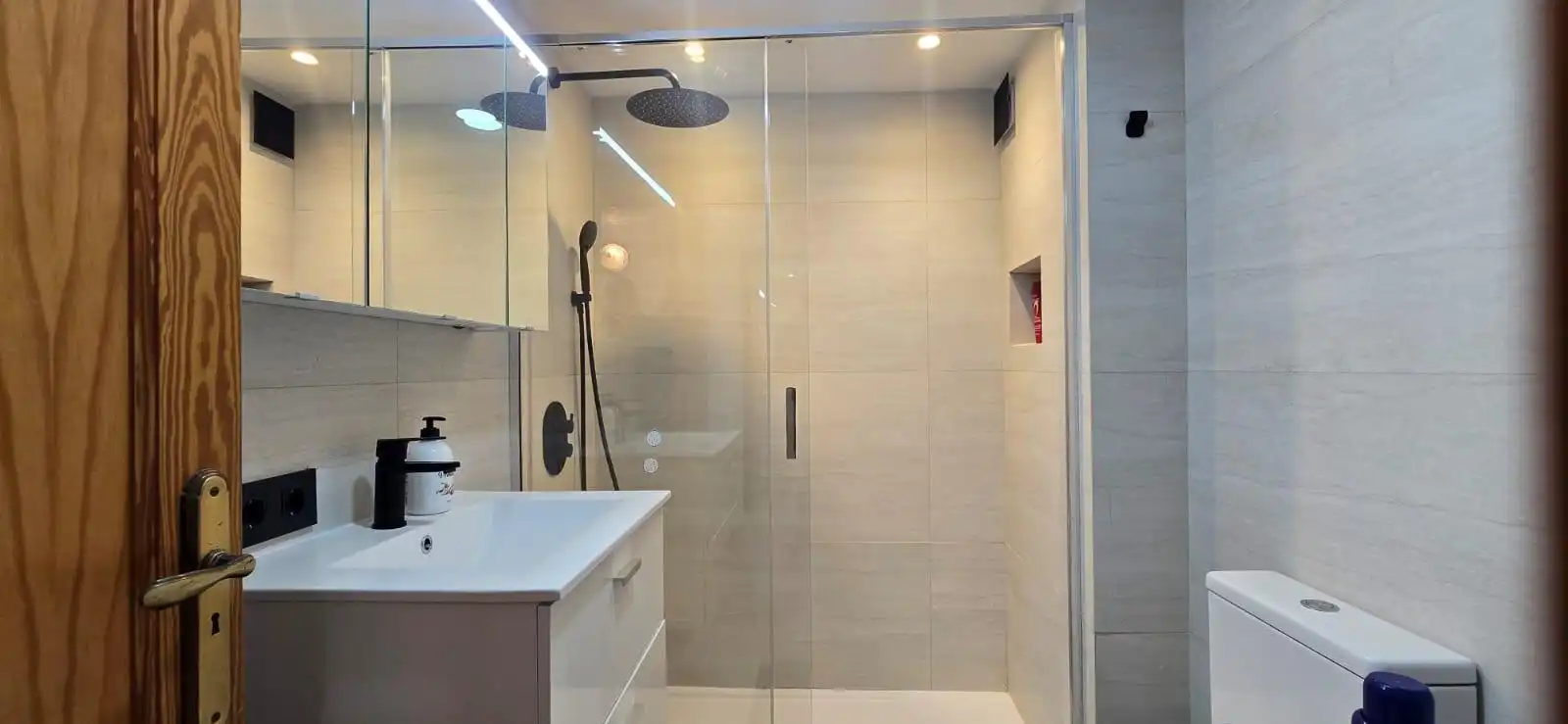 Baño de Apartamento de alquiler en San Bartolomé de Tirajana con Amueblado, Balcón y Piscina comunitaria