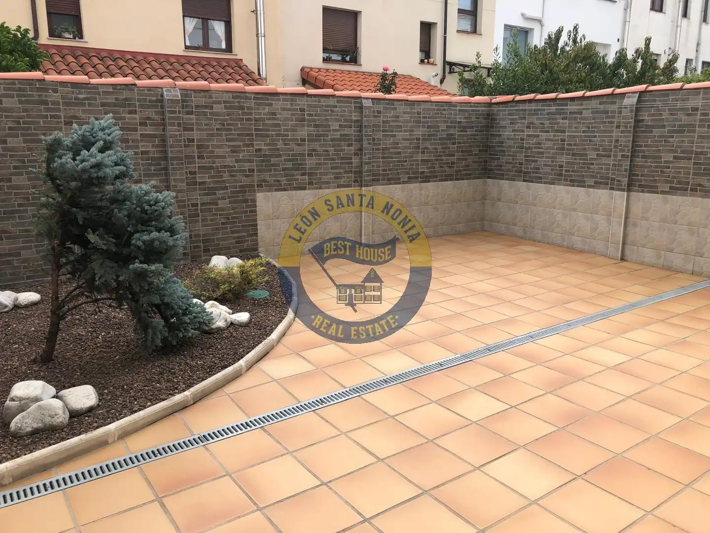 Jardí de Casa o xalet en venda en León Capital  amb Calefacció, Jardí privat i Moblat