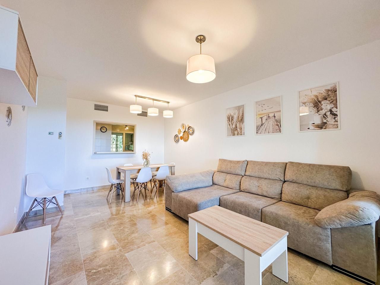 Sala d'estar de Apartament en venda en Manilva amb Aire condicionat, Calefacció i Jardí privat