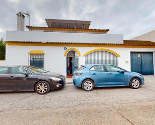 Vista exterior de Casa adosada en venda en Villanueva del Ariscal amb Jardí privat, Terrassa i Alarma