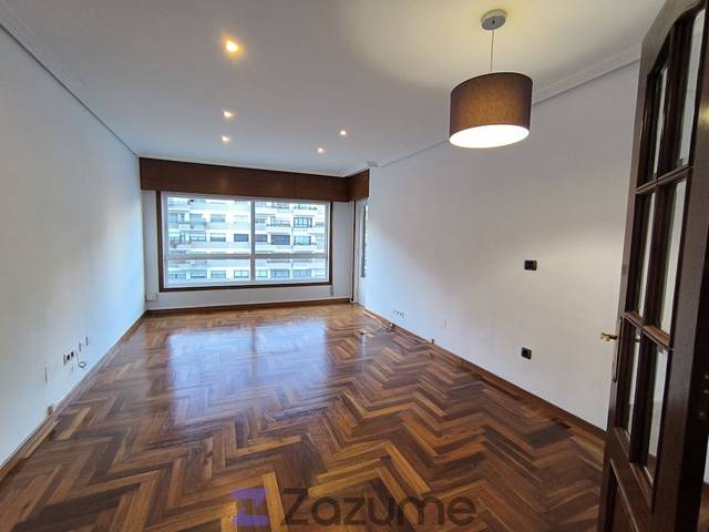 Piso en Alquiler en R. de García Barbón en Centro - Areal