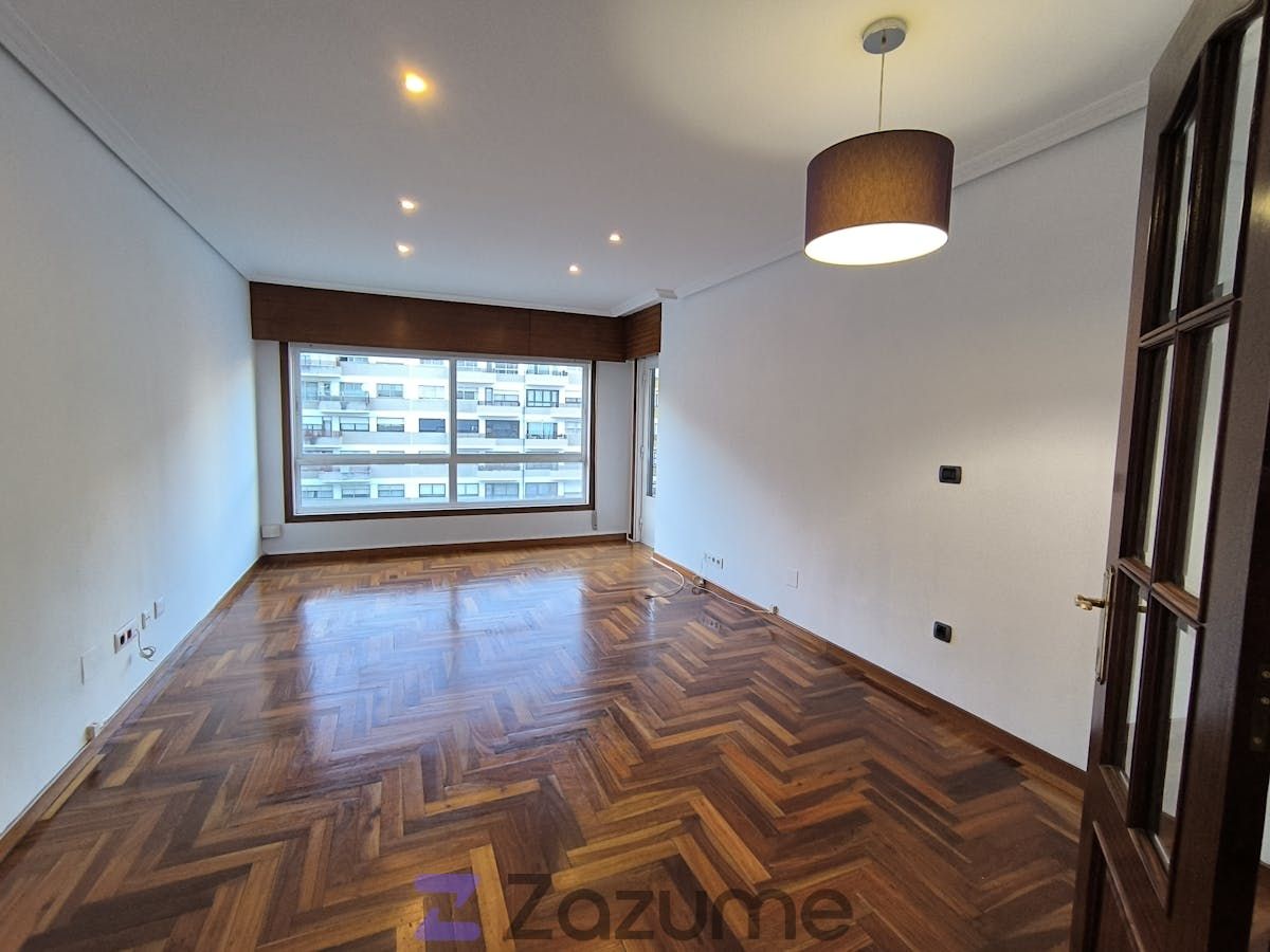 Living room of Flat to rent in Vigo   with Heating, Parquet flooring and Storage room