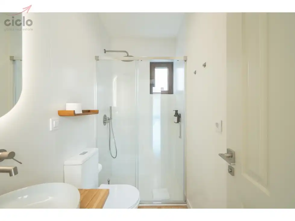 Bathroom of Flat for sale in Sevilla  with Terrace, Swimming Pool and Furnished