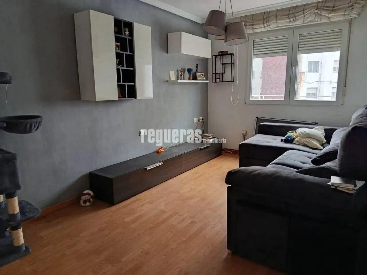 Sala de estar de Piso en venta en Avilés con Calefacción, Trastero y Amueblado
