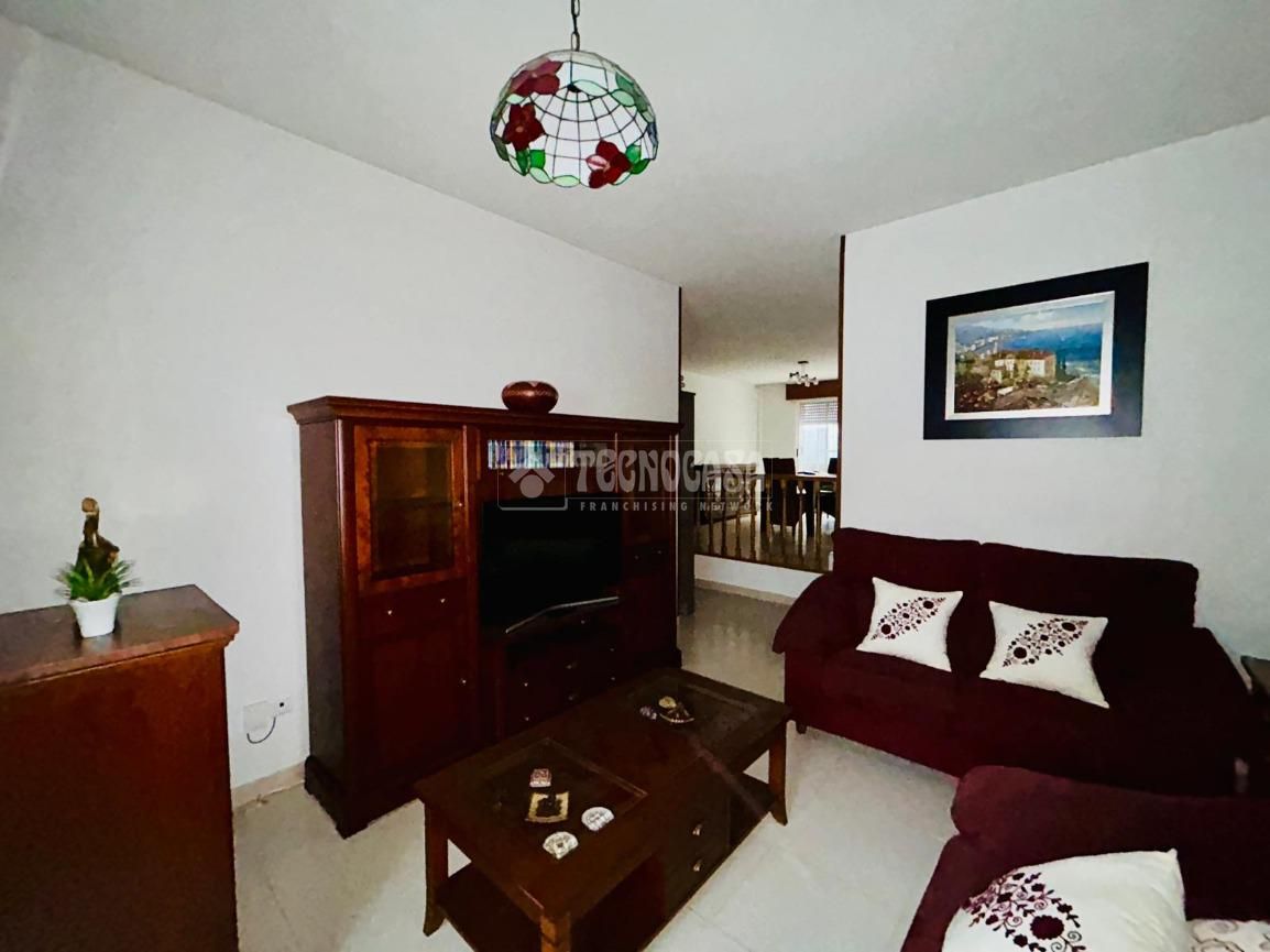 Sala de estar de Casa adosada en venta en Aldeamayor de San Martín con Calefacción