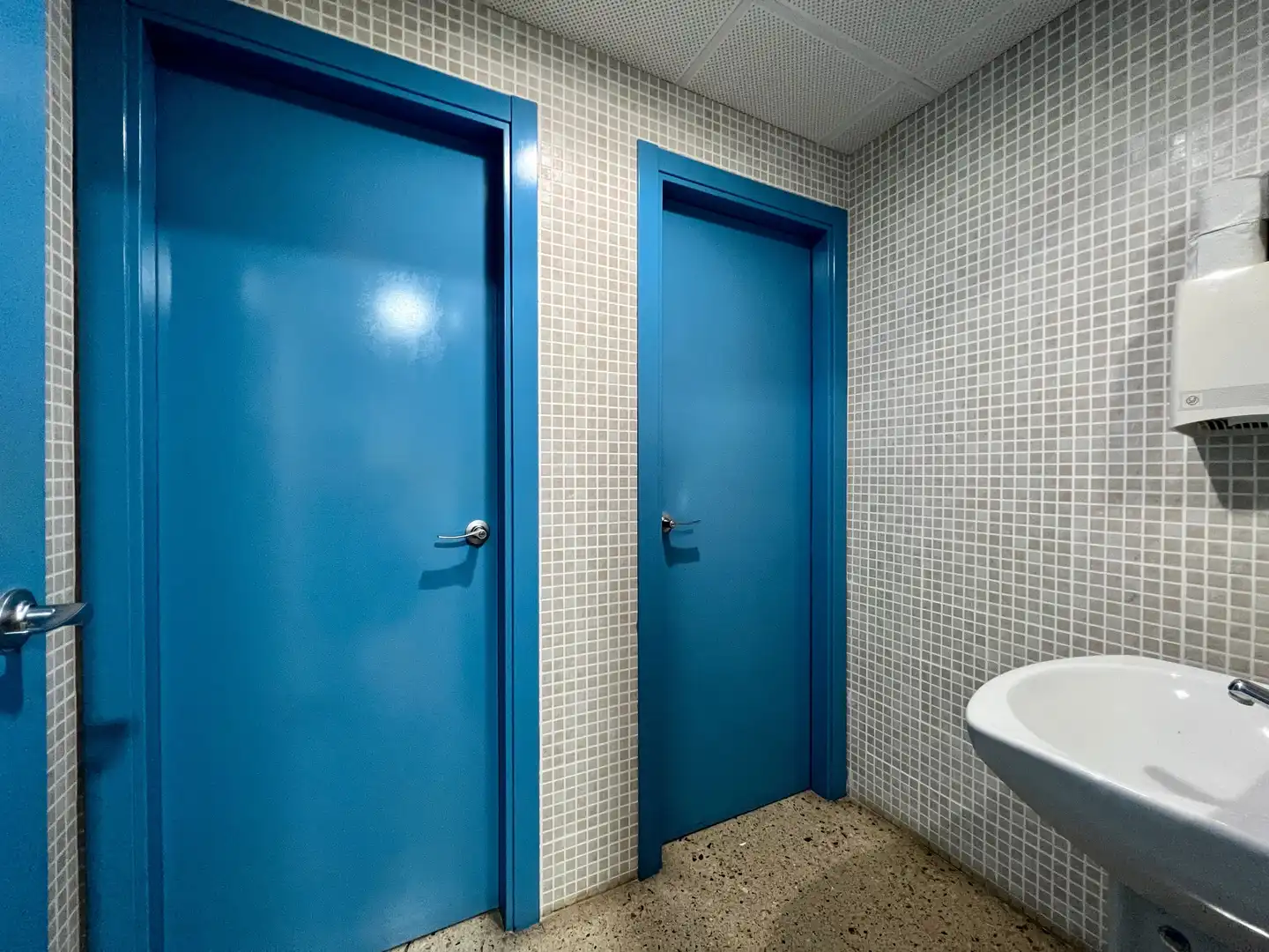 Baño de Oficina de alquiler en Reus con Aire acondicionado, Internet y Alarma