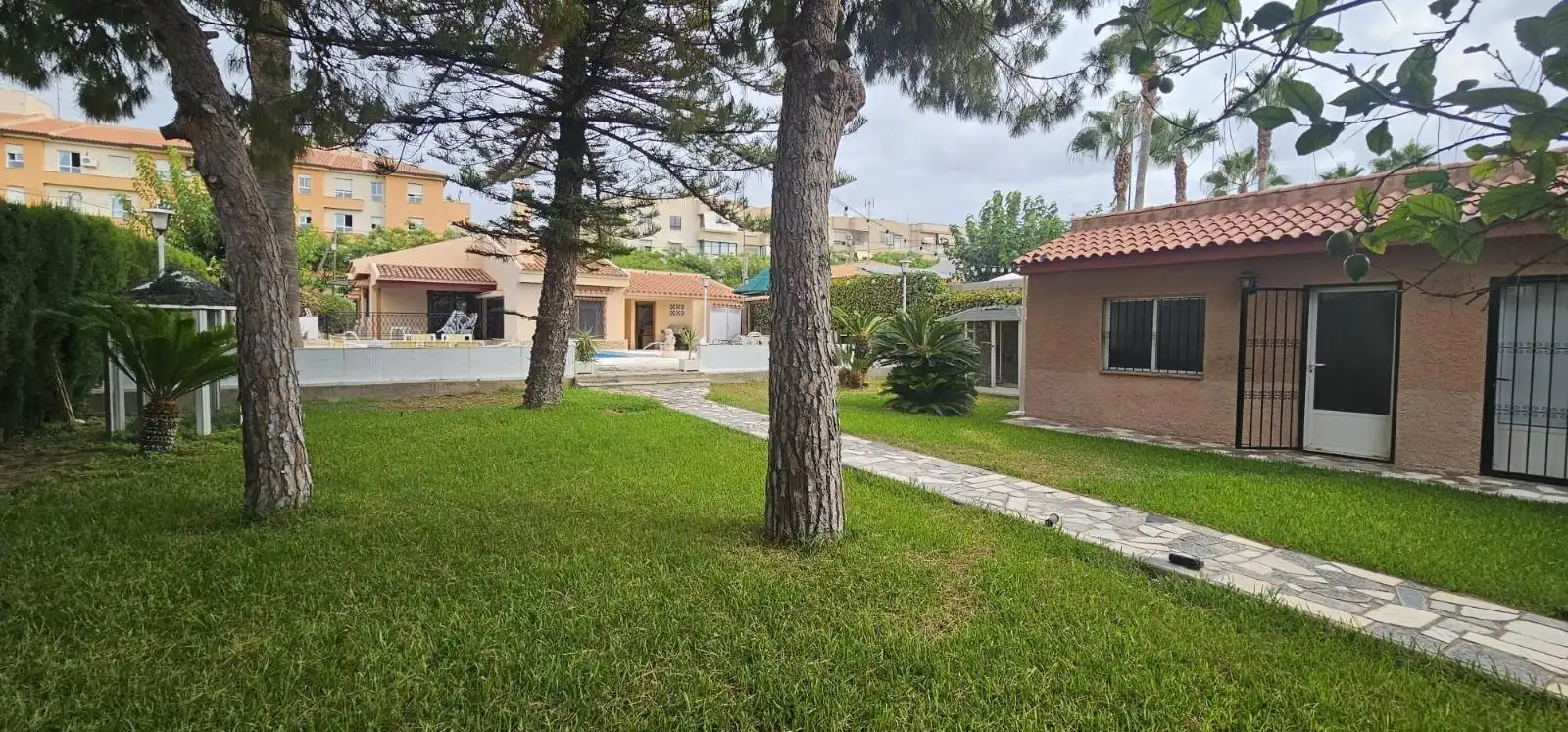 Vista exterior de Casa o xalet en venda en Mutxamel amb Jardí privat, Piscina i Moblat