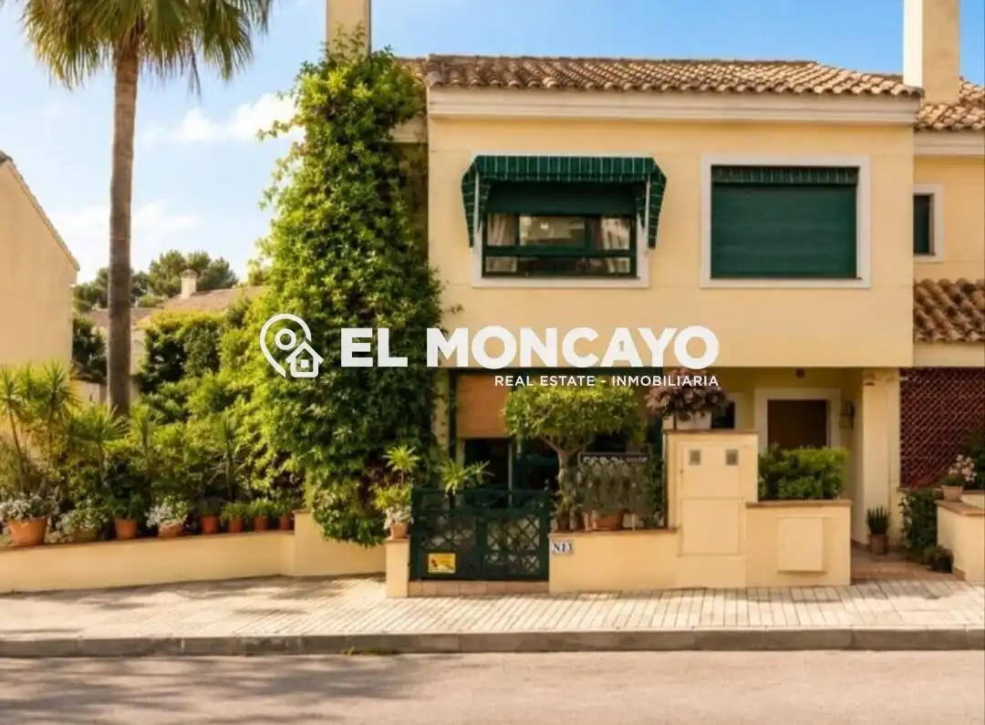 Vista exterior de Casa adosada en venda en Orihuela amb Aire condicionat, Calefacció i Jardí privat