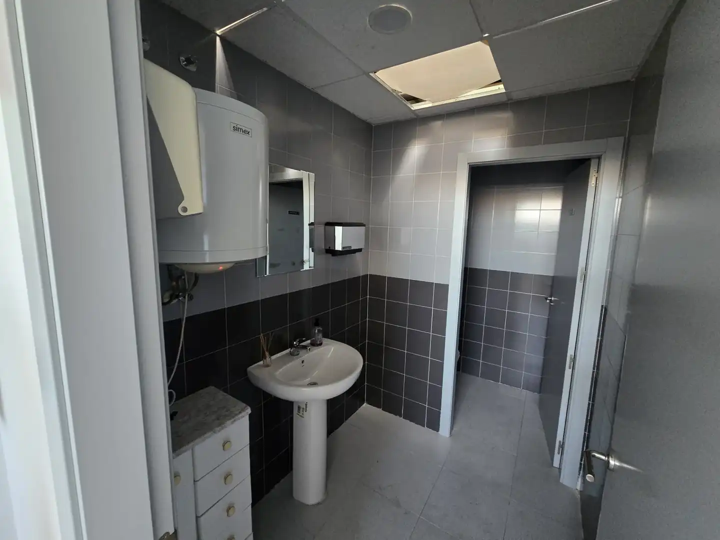 Baño de Nave industrial de alquiler en Móstoles con Calefacción
