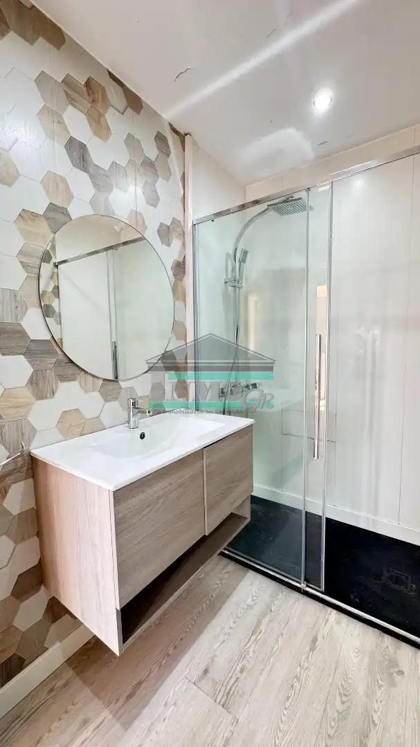 Bathroom of Flat for rent in Granada  with Air Conditioner, Heating and Terrace